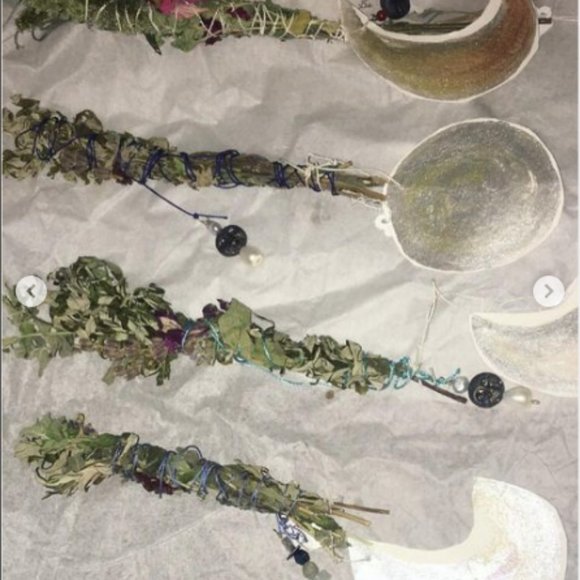 "Moon" themed mint and lavender herbal botanical wand with pearl charm - Picture 4 of 5